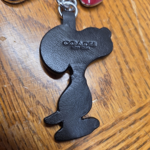 NWT Coach Peanuts Snoopy w/ Heart Bag Charm / Keychain - Picture 3 of 5